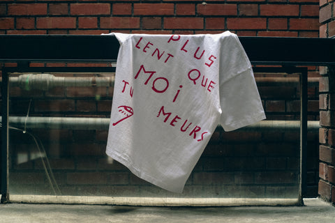 "plus lent que moi tu meurs" T Shirt - Pink